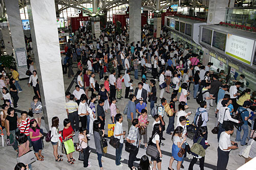 バスターミナルも早朝から大混雑