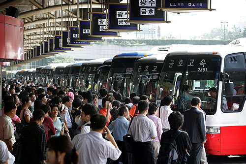 出発を待ち構える地方行き高速バス