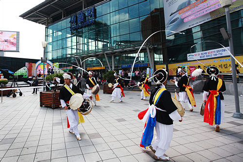 人が大勢集まる駅前ではイベントも