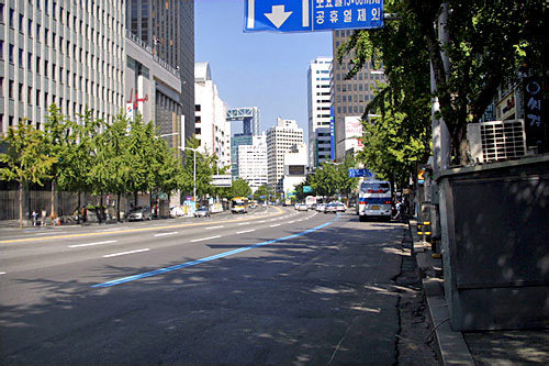 がらんと静まりかえる都心部の道路