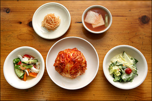 おかずには包みキムチ(ポッサムキムチ)も
※包み野菜もあり