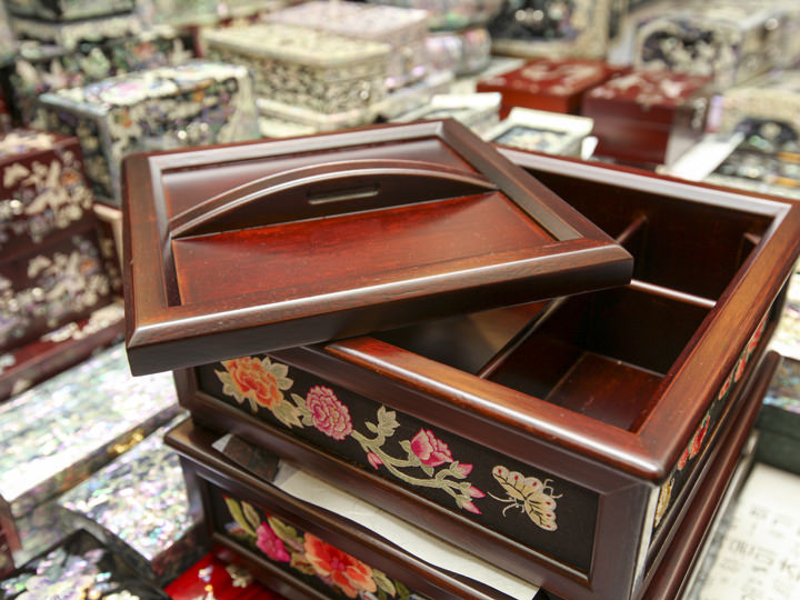 漆塗りが施されたケース