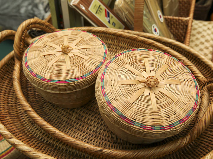 ふた付きケースは見栄えも収納力もよし