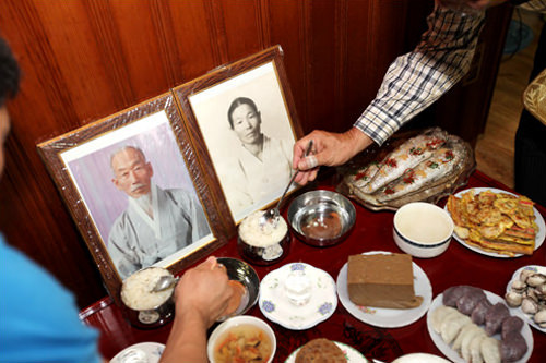 茶礼床のご飯には少しずつ匙を入れる