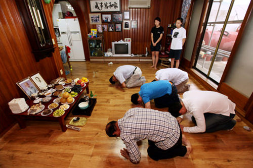 酒を供える度に参列者が一緒に拝礼。女性は参加せず