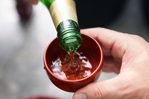 主催者である祭主(チェジュ)が線香を立て、補助役が祭主に酒を注ぐ