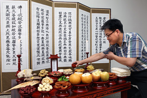 補助役が酒を膳に供え、祭主が拝礼を2回半。続いて参列者が礼を行なう場合も