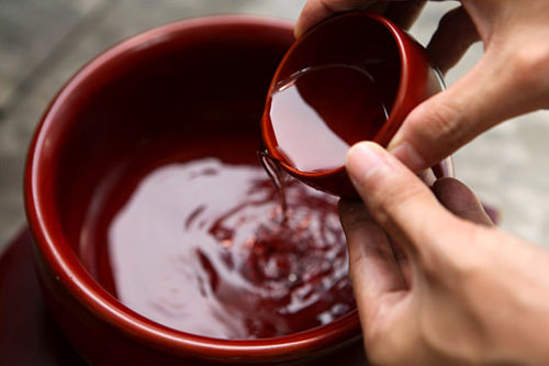 受け取った杯の酒を器に空ける。何度かに分けて注ぐ場合も