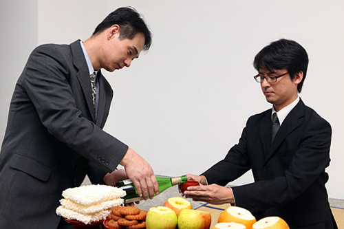 次の参礼者に、空になった杯に再び酒を注ぐ