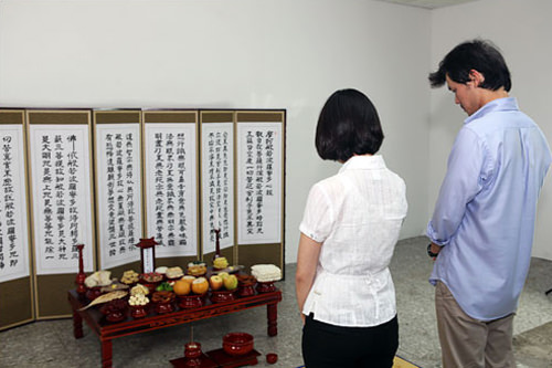 最近は正装とまではいかず
整った服装で行なう人も