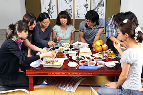 皆で茶礼に使った料理を食べる