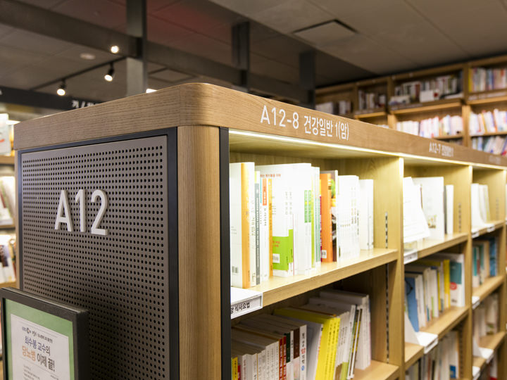 棚に書かれた英数字