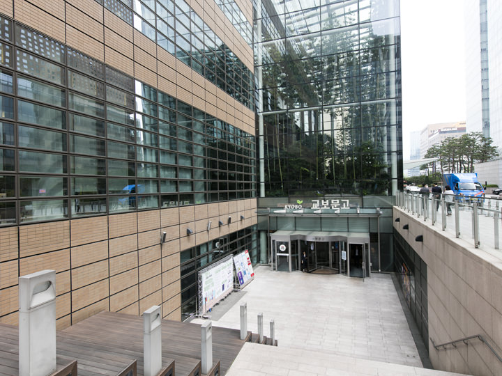 ビル東側の書店入口