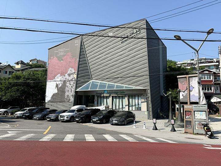 バスを降りて「城北区立美術館」の建物が目印、左隣に位置。