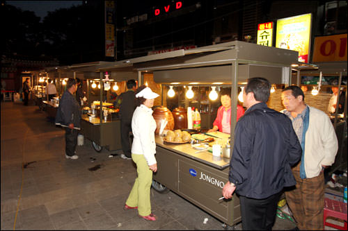 鍾路(チョンノ)区指定の屋台がずらり