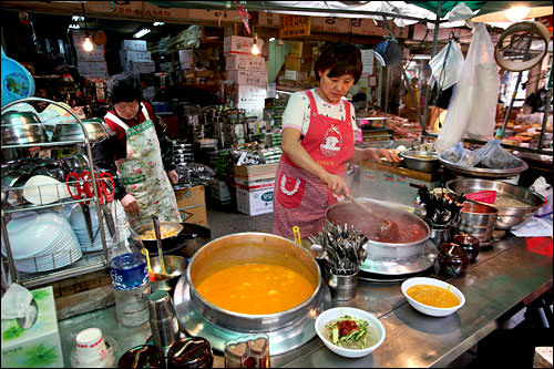 屋台粥の定番はかぼちゃ粥(左)と小豆粥(右)