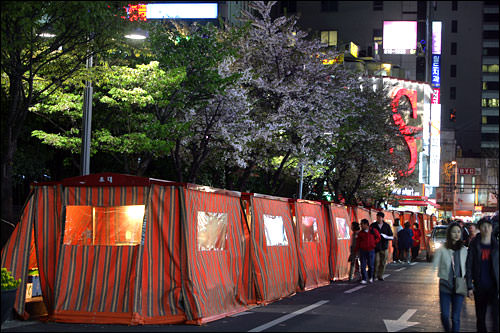 夜になるとポジャンマチャが並ぶ