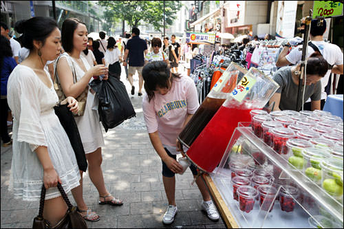 アイスコーヒー、フレッシュフルーツジュースでのどを潤す