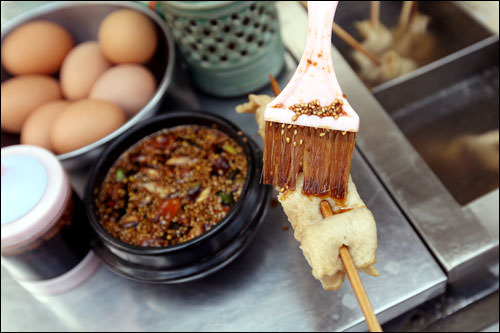 オデンは醤油ダレをつけて