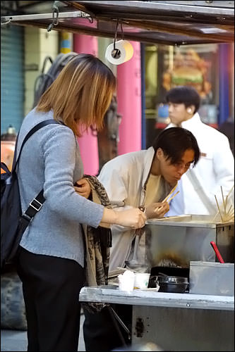 屋台では女性ひとり客も多い