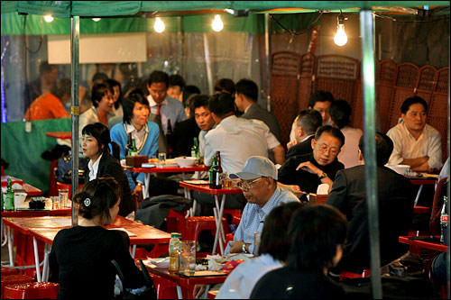 ドラマでもよく登場する屋台飲み