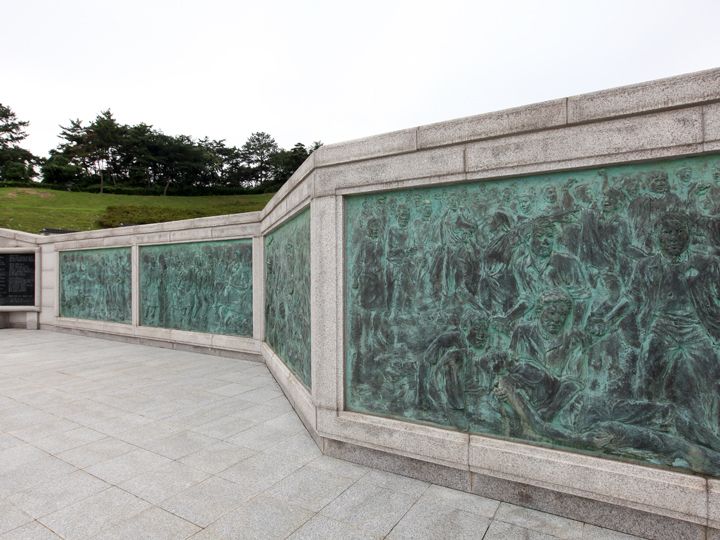 当時の様子を、日を追って描いた石碑