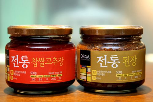 100%国産大豆のコチュジャン(左)