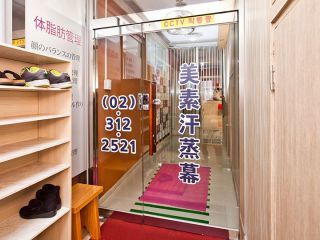 地下１階の店舗入り口
