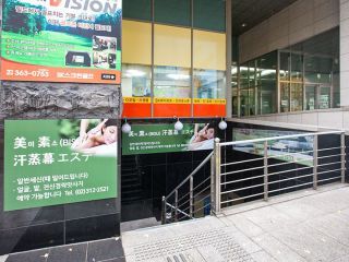 ビル正面に地下へ降りる階段あり