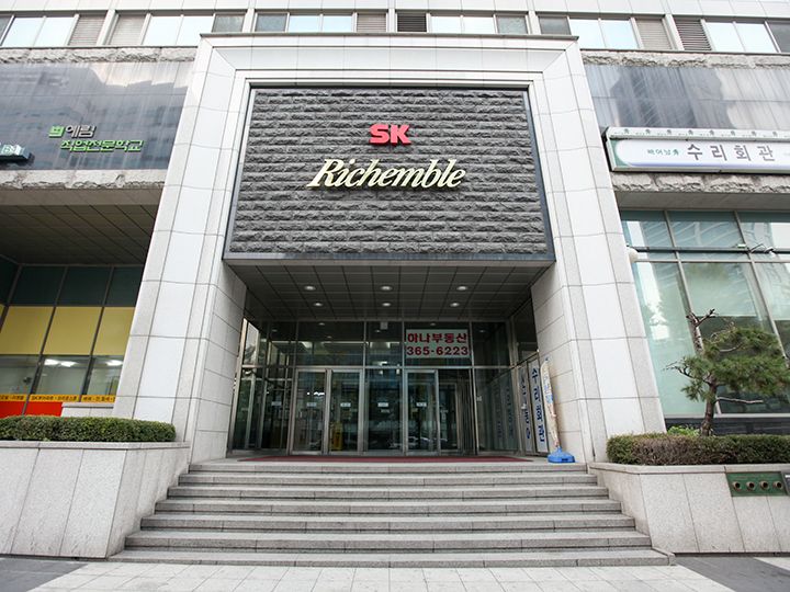 「SK Richemble」という大きな建物の地下1階へ