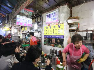 屋台のように横並びに座ります