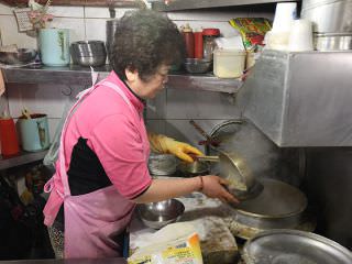 店主が目の前で麺をゆでます