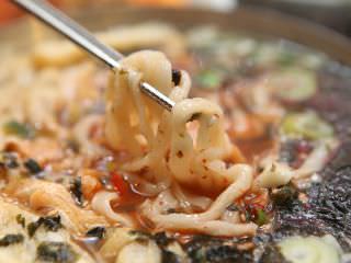 無骨な手打ち麺にスープが絡みます
