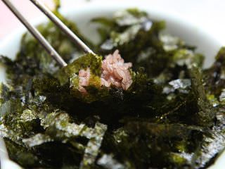 ご飯を海苔につけながら食べます