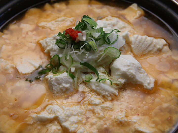 真っ白な豆腐がたっぷりのスンドゥブチゲ