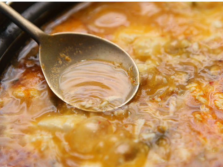 金色に透き通る滋味深いスープ