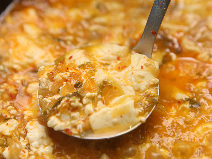 白菜やネギが豆腐にマッチ