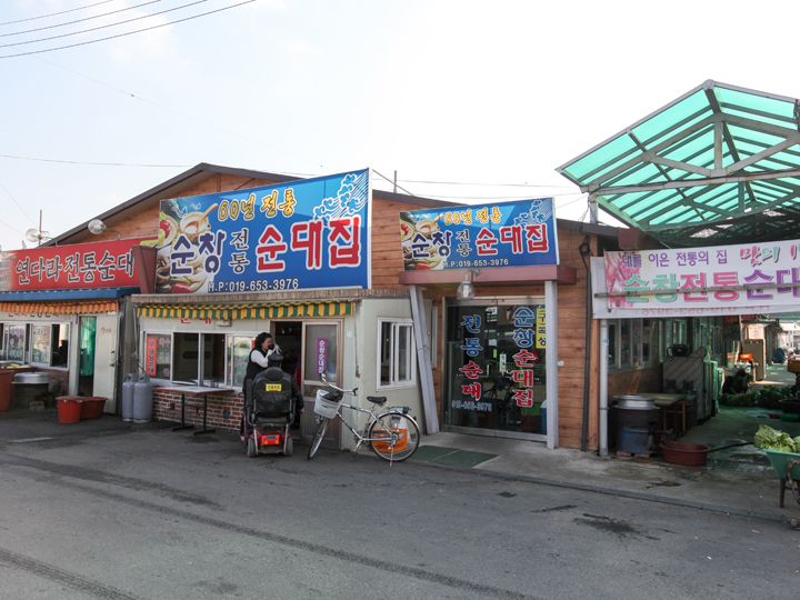 スンデ店が集まる通りの入口