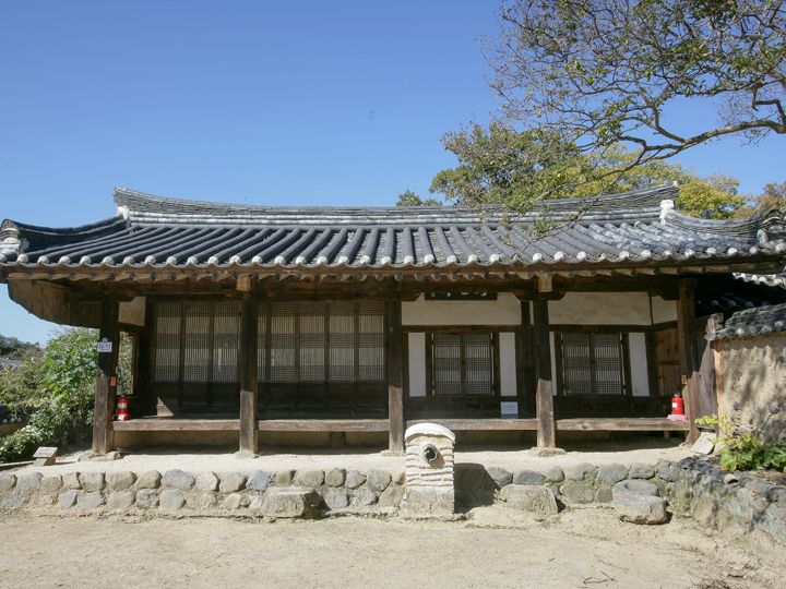 5.対聖軒
(慶尚北道民俗資料第34号)
1732年に建てられた文臣・李在直(イ・ジェジク)の屋敷。縁側に腰掛ければ聖主峰(ソンジュボン)が望めます。