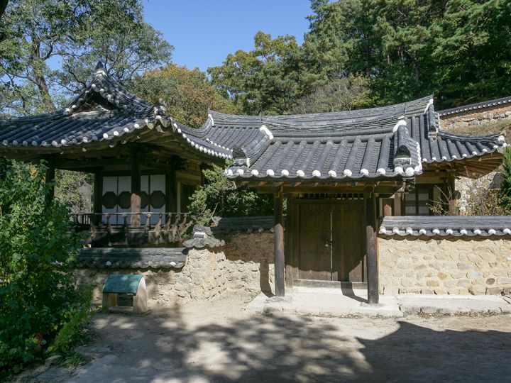 6.心水亭
(重要民俗資料第81号)
李彦迪の弟・李彦适(イ・オングァル)を偲んで1560年頃に建てられた亭。村が一望できます。