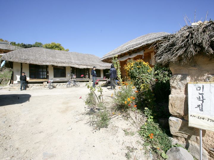 村の中には民宿もいくつかある