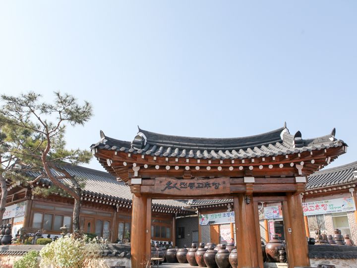 「名人(ミョンイン)コチュジャン」
立派な門構えが目印のお店。伝統調味料類はもちろん、チャンアチ類が豊富。チャンアチは、日本人に人気の梅のほか、柿やマクワウリ、イシモチ、ツルニンジンなど珍しい食材を使ったものも。