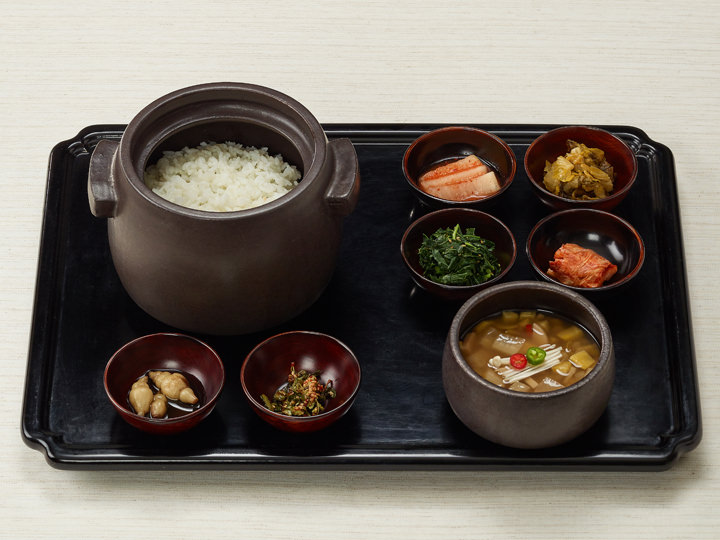 「愈味(ユミ)」(左から)蓮の葉包みご飯、お寺式キムチ、旬のナムル、漬け物、トンチミ味噌チゲ ※写真提供：鉢孟供養(パルコンヤン)