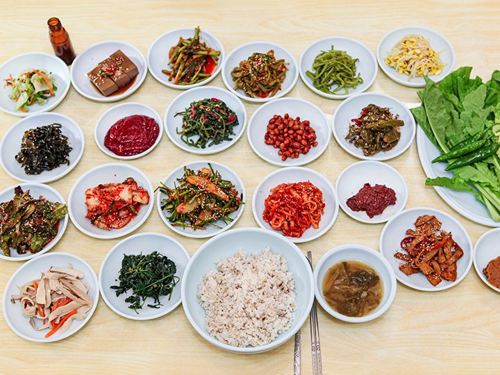 テーブルいっぱいにおかずが並ぶ
(写真のおかずは2人前)