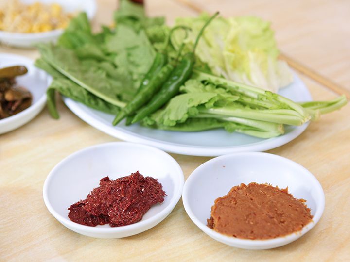 付け合わせにもミョルチチョッカル(左)が