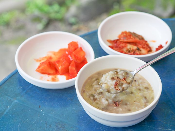 シメには味がぎゅっとつまったお粥をサービス