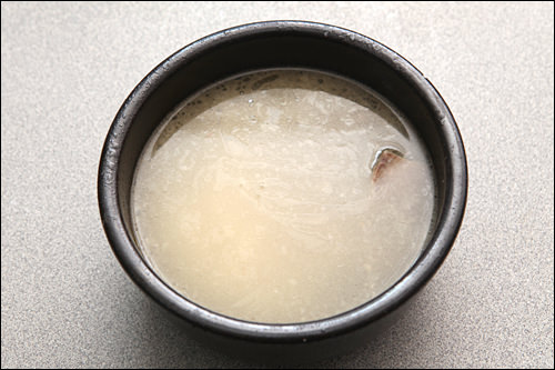 中が見えないほどたっぷり注がれたスープ