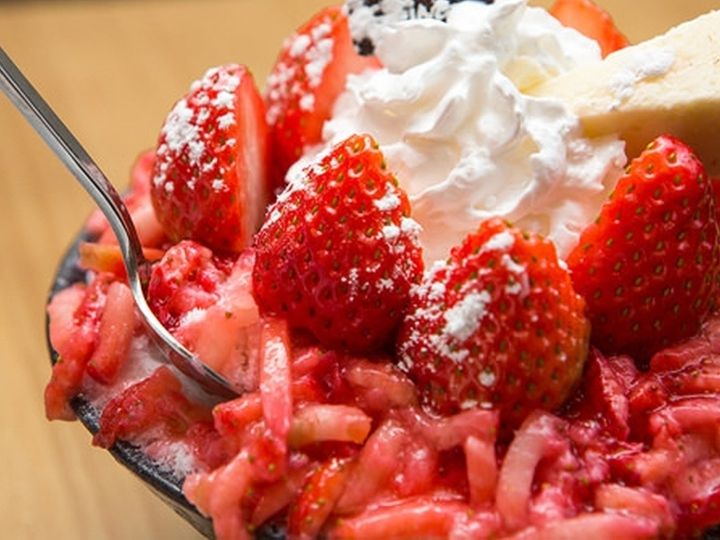 大きな器にどーんと盛られたピンスは、
つつきながらシェアするのが韓国スタイル