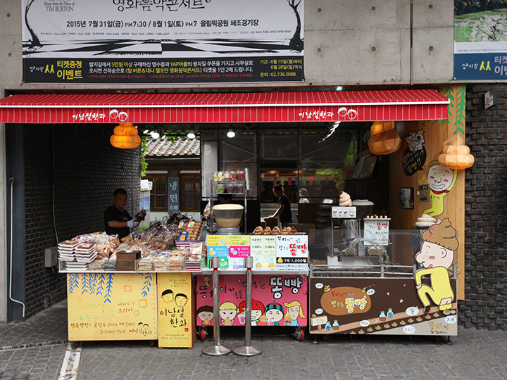 名物の「トンパン」は広場で販売