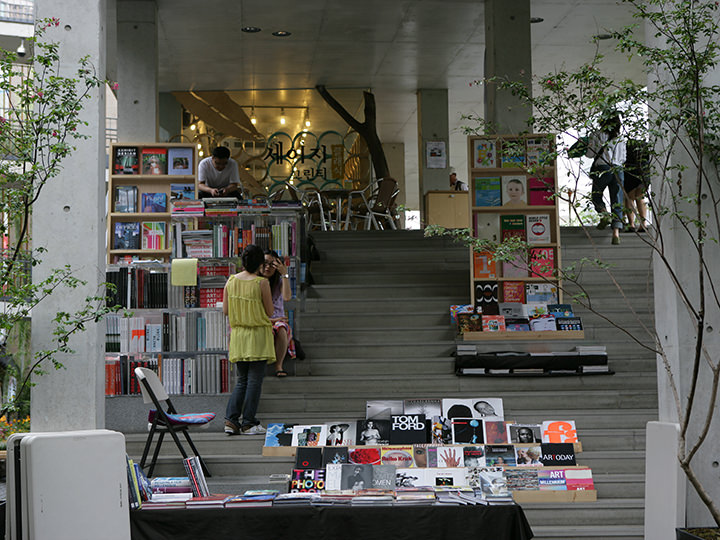 入口右側にある階段を登れば2階